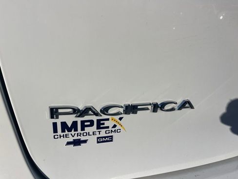 Used 2023 Chrysler Pacifica Touring-L image 32