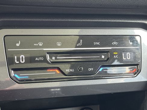 Used 2023 Volkswagen Tiguan SE w/ Panoramic Sunroof Package image 7