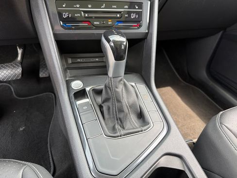 Used 2023 Volkswagen Tiguan SE w/ Panoramic Sunroof Package FWD image 18