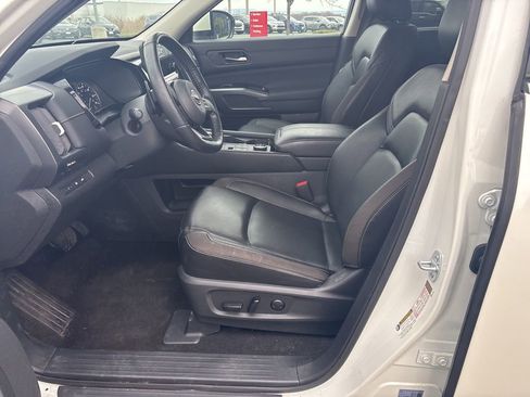 Used 2023 Nissan Pathfinder SL AWD/4WD image 12