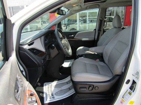 Used 2019 Toyota Sienna Limited FWD image 9