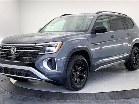New 2026 Volkswagen Atlas Peak Edition image 2