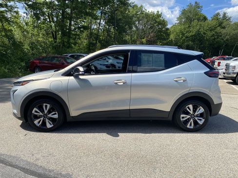 Used 2023 Chevrolet Bolt EUV LT w/ Convenience Package FWD image 4
