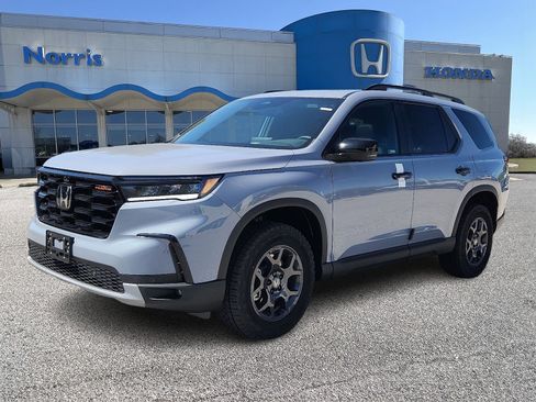 New 2025 Honda Pilot TrailSport image 2