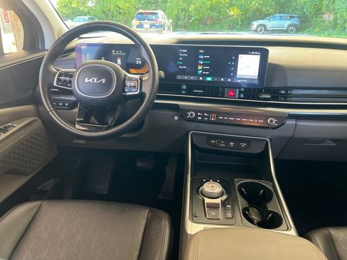 Certified 2025 Kia Carnival LXS FWD image 15