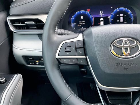 Used 2023 Toyota Highlander Limited FWD image 24