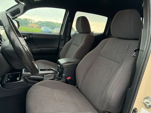 Used 2017 Toyota Tacoma TRD Off-Road w/ Tow Package (A/T) AWD/4WD image 17