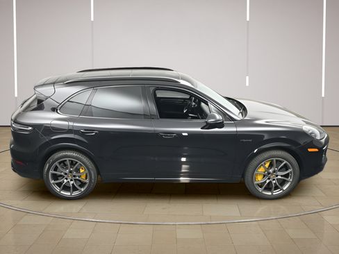 Certified 2022 Porsche Cayenne Turbo S AWD/4WD image 38