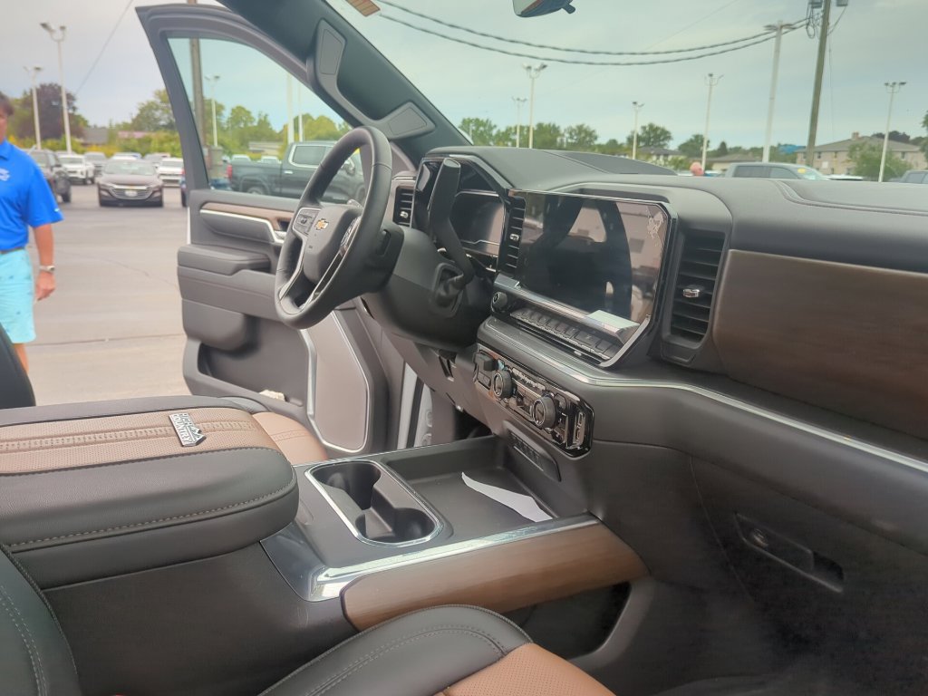 Used 2025 Chevrolet Silverado 3500 High Country w/ High Country Premium Package AWD/4WD image 22