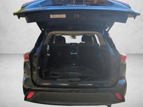Used 2022 Toyota Highlander XLE image 6