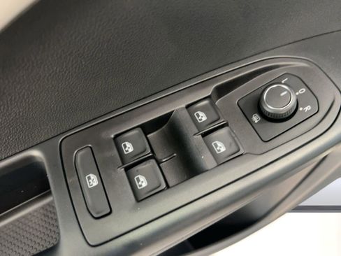 New 2026 Volkswagen Taos SE image 13