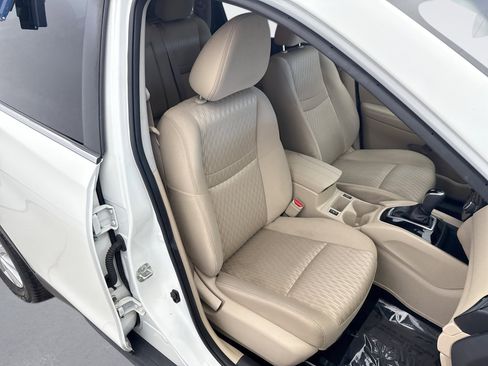 Used 2019 Nissan Rogue SV image 16