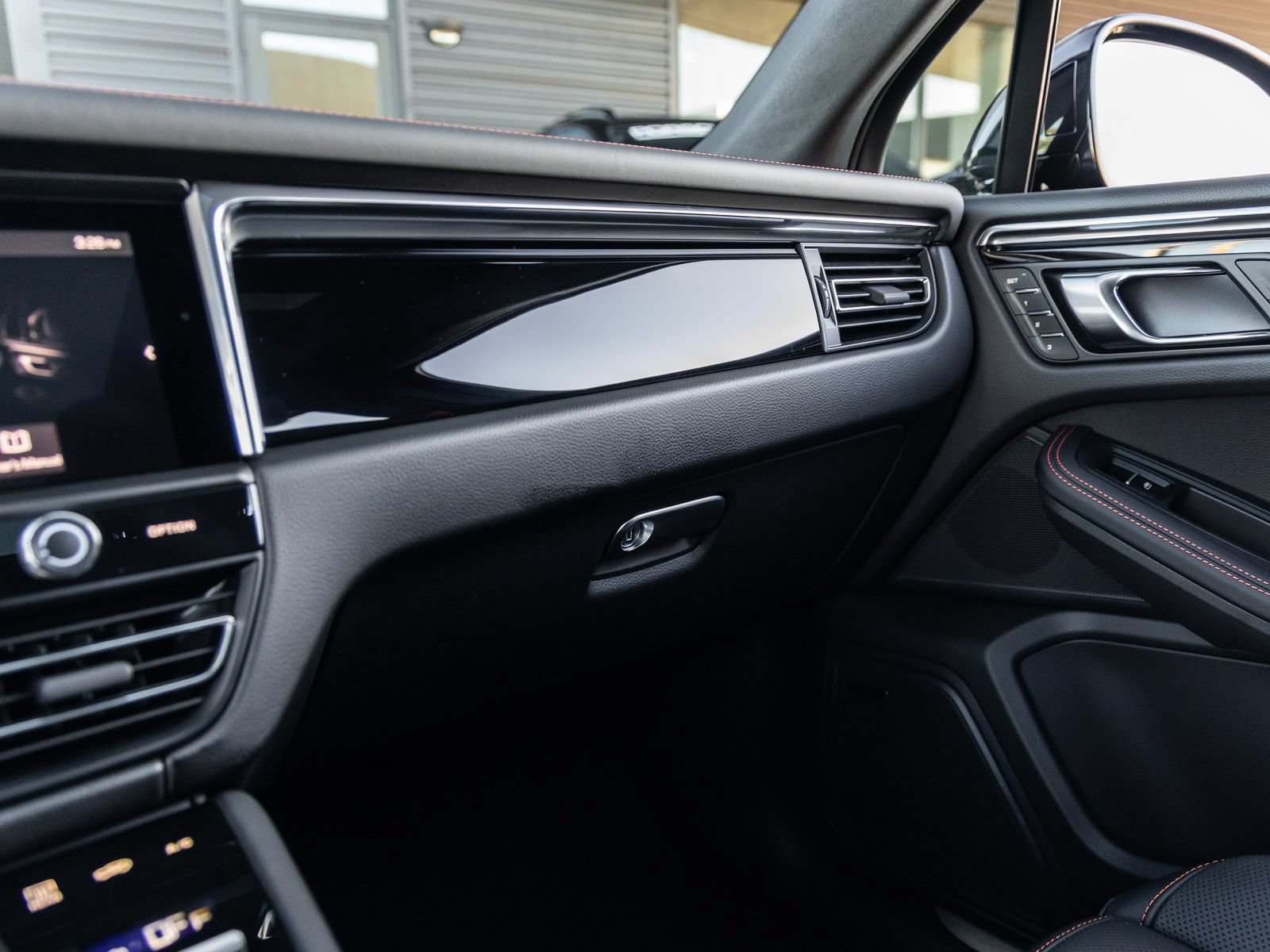 Certified 2026 Porsche Macan S AWD/4WD image 30