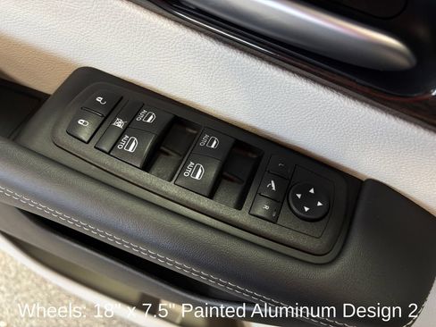 Used 2024 Chrysler Pacifica Limited FWD image 17