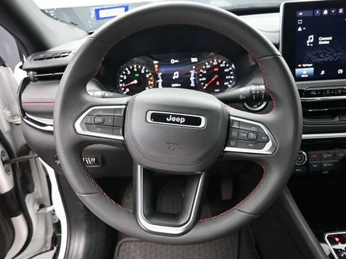 Used 2025 Jeep Compass Trailhawk AWD/4WD image 22