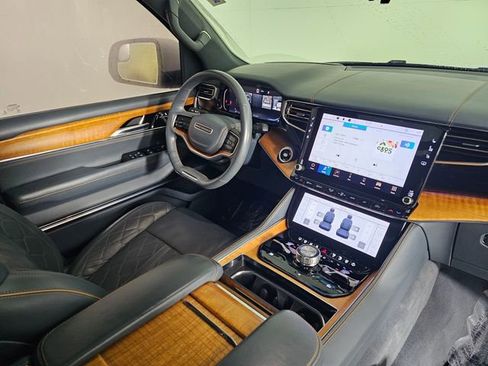 Used 2022 Jeep Grand Wagoneer Series III image 10