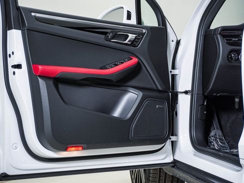 Certified 2025 Porsche Macan image 25