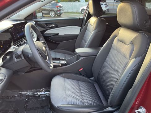 Used 2025 Chevrolet Trax LT image 34