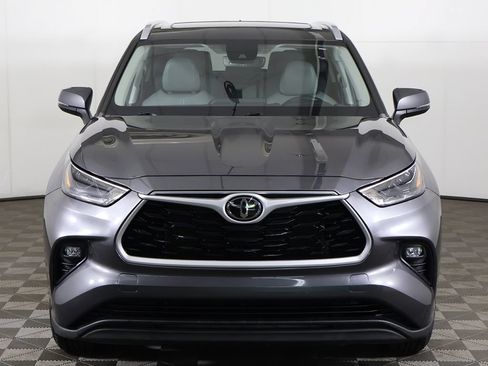 Used 2023 Toyota Highlander XLE FWD image 12