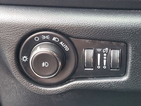 Used 2025 Chrysler Pacifica Select FWD image 22