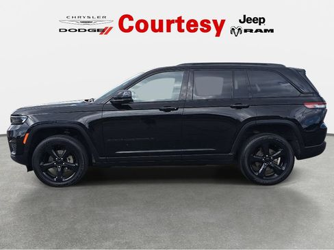 Certified 2023 Jeep Grand Cherokee Altitude AWD/4WD image 7