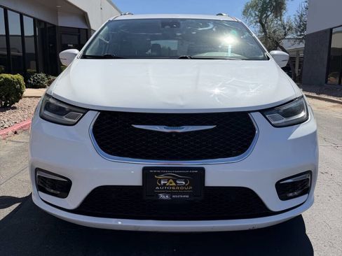 Used 2021 Chrysler Pacifica Touring-L image 3