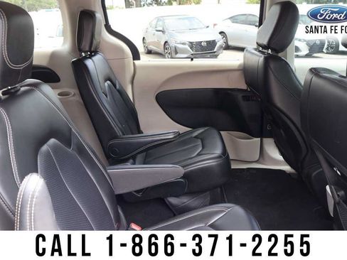 Used 2023 Chrysler Pacifica Touring-L FWD image 23