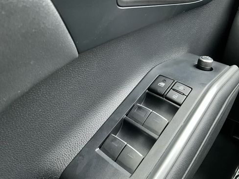 Used 2023 Toyota Highlander Bronze Edition FWD image 19