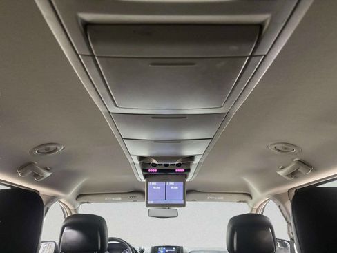 Used 2015 Chrysler Town & Country Touring-L w/ Driver Convenience Group image 18