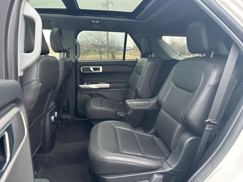 Used 2022 Ford Explorer XLT w/ Equipment Group 202A image 7