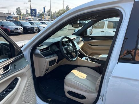 Used 2023 Jeep Grand Cherokee L Limited AWD/4WD image 13