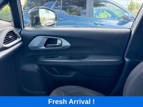Used 2024 Chrysler Pacifica Touring FWD image 12