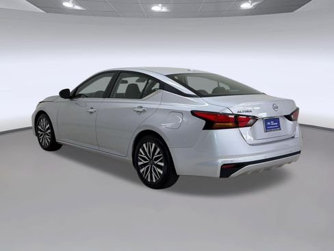 Used 2025 Nissan Altima 2.5 SV FWD image 3