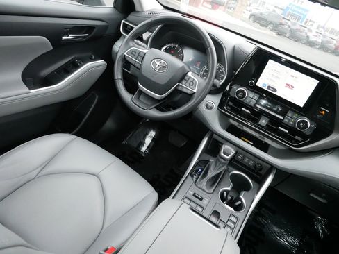 Certified 2023 Toyota Highlander XLE image 9