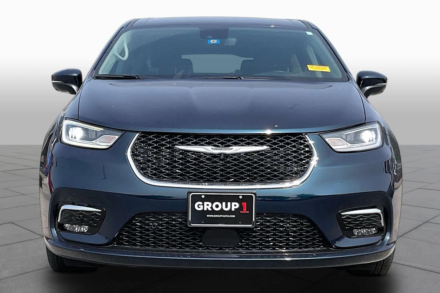 Used 2023 Chrysler Pacifica Touring-L FWD image 3