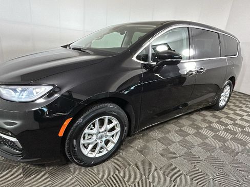 Used 2024 Chrysler Pacifica Touring-L FWD image 6
