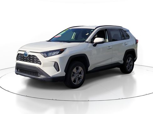 Used 2022 Toyota RAV4 LE AWD/4WD image 3