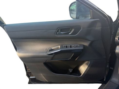 New 2025 Nissan Pathfinder SV w/ SV Premium Package image 17