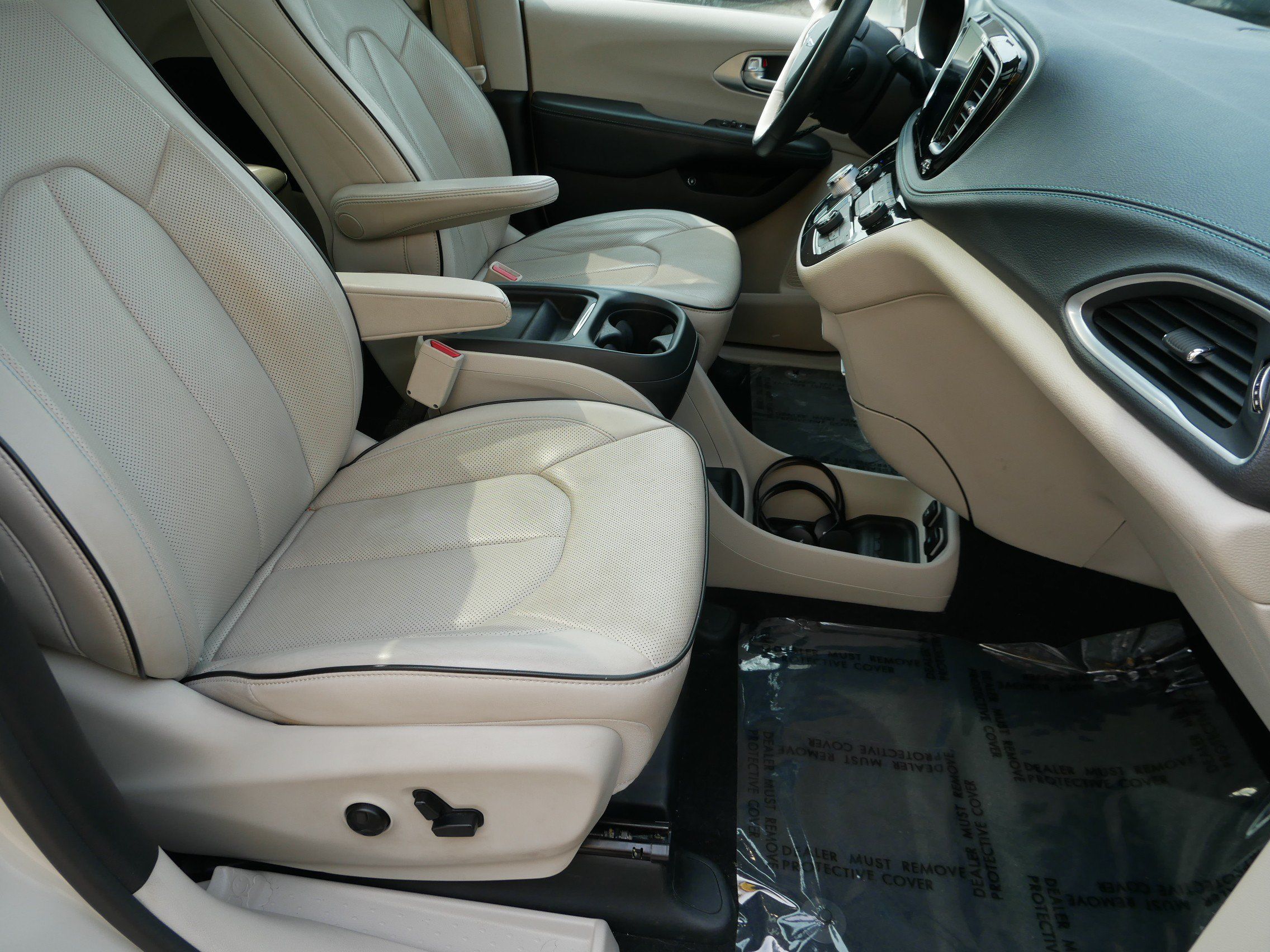 Used 2017 Chrysler Pacifica Platinum FWD image 23