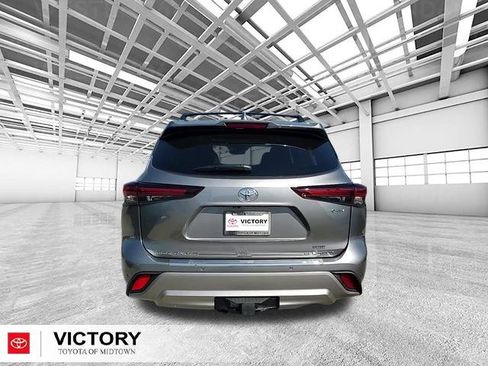 Used 2025 Toyota Highlander Platinum image 4