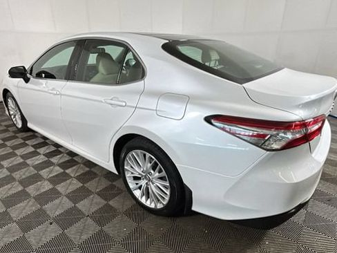 Used 2018 Toyota Camry XLE FWD image 4