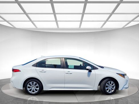Used 2022 Toyota Corolla LE FWD image 3