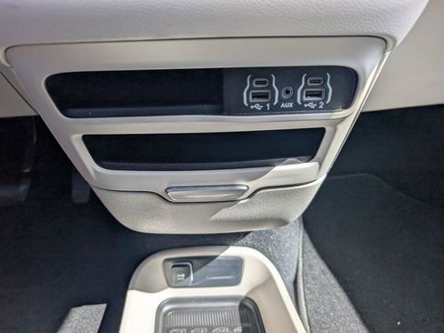 Used 2024 Chrysler Pacifica Touring-L FWD image 17
