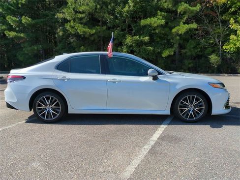 Used 2023 Toyota Camry XLE image 3