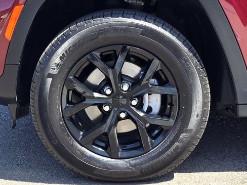 Certified 2025 Jeep Grand Cherokee Altitude AWD/4WD image 8