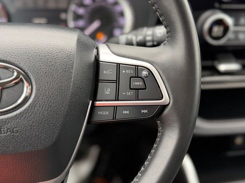 Used 2024 Toyota Highlander LE image 16