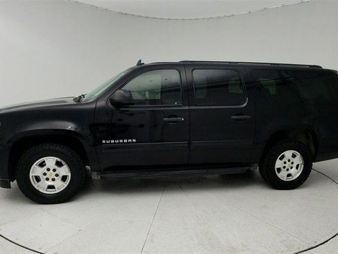 Used 2009 Chevrolet Suburban LS image 2