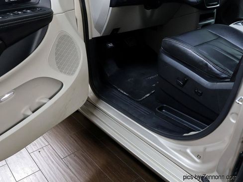 Used 2015 Chrysler Town & Country Touring FWD image 27