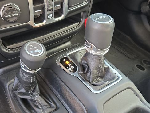 Used 2025 Jeep Gladiator Sport AWD/4WD image 19