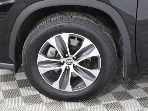 Certified 2022 Toyota Highlander XLE image 17